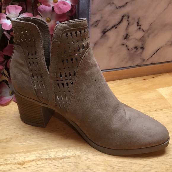 Taupe Suede Ladies Size 7 Fashion Boots 🥾 - Picture 5 of 10